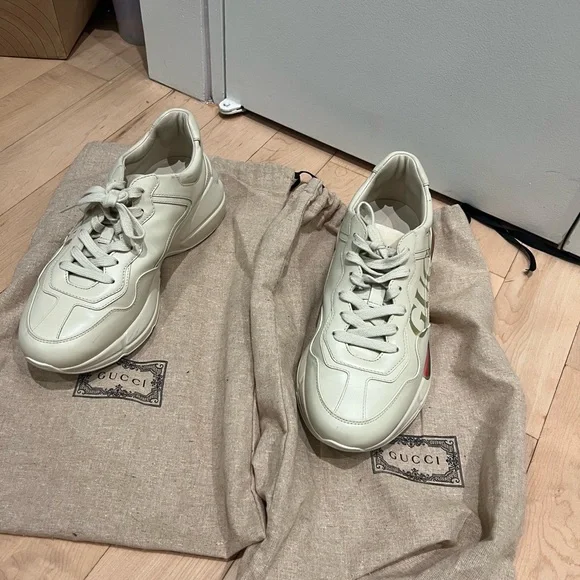 Gucci Off-White Sneakers with Logo Accent - Picture 5 of 8